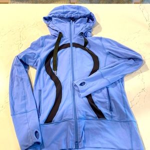 Like new Lululemon womens full zip. Size 8 blue